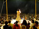 Aarti-Zeremonie am Ufer des heiligen Flusses