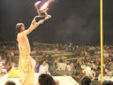 Aarti-Zeremonie am Ufer des heiligen Flusses