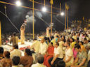 Aarti-Zeremonie am Ufer des heiligen Flusses