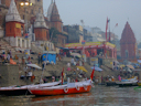 Fahrt auf dem Ganges bei Sonnenaufgang