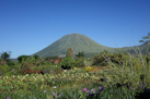 Blick vom Frühstückstisch auf einen Vulkan bei Tomohon