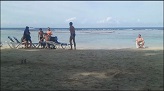 Fangen spielen am Strand